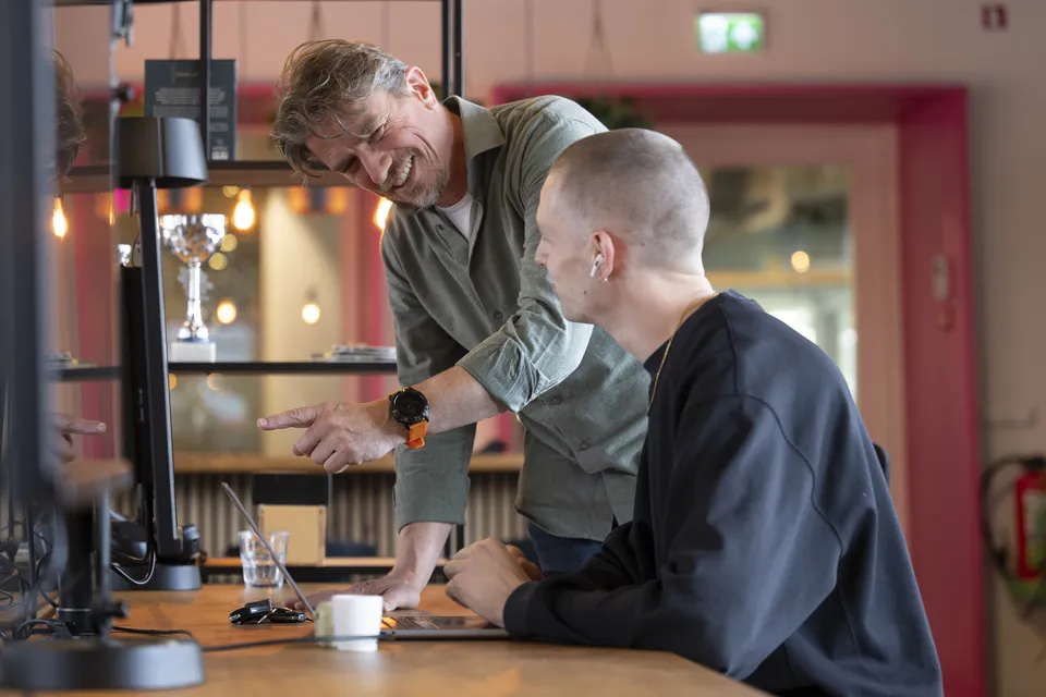 Dennis en Robin samen achter het bureau bij Leukeleu op kantoor