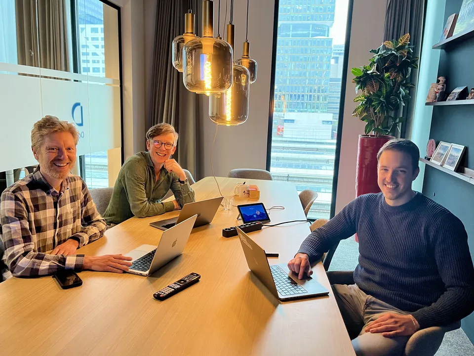 Foto met personen van studio Doppelganger, Leukeleu en AcademicTransfer aan het werk